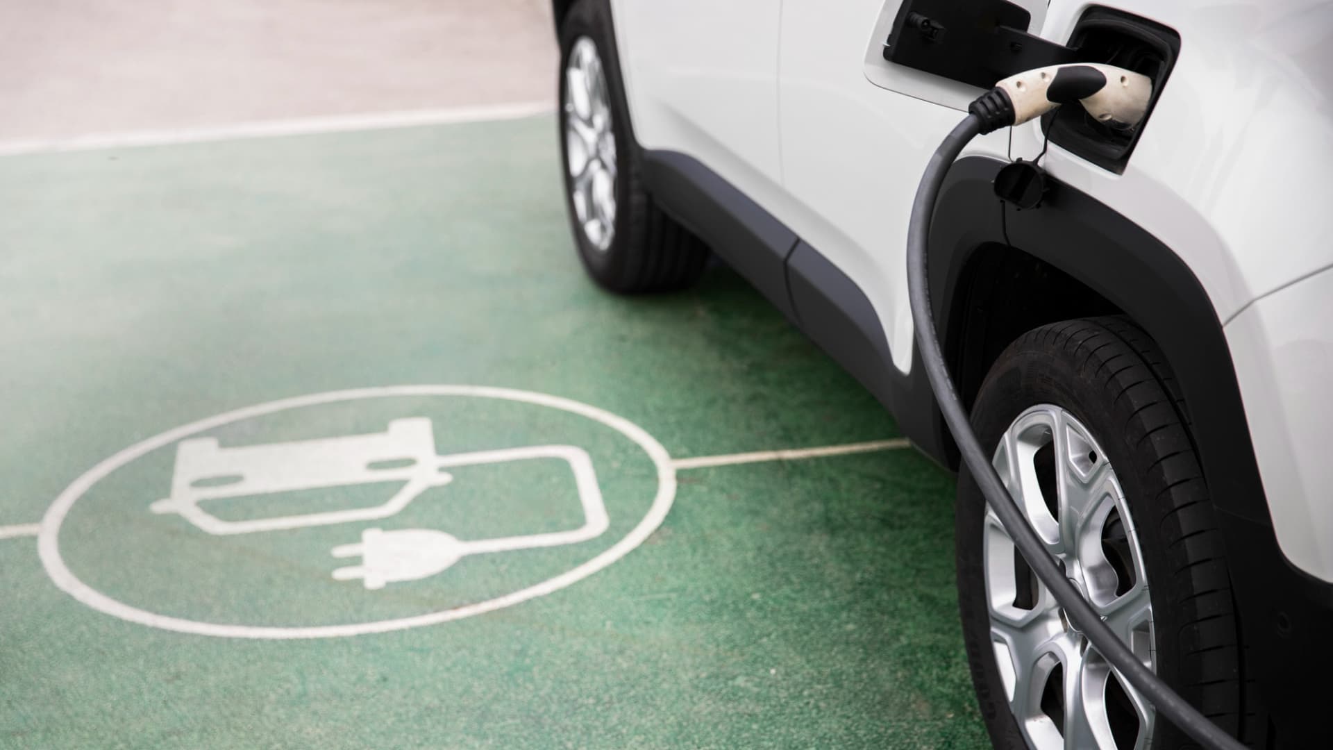 Elektromos autót vett? Rémálom lesz a parkolás!