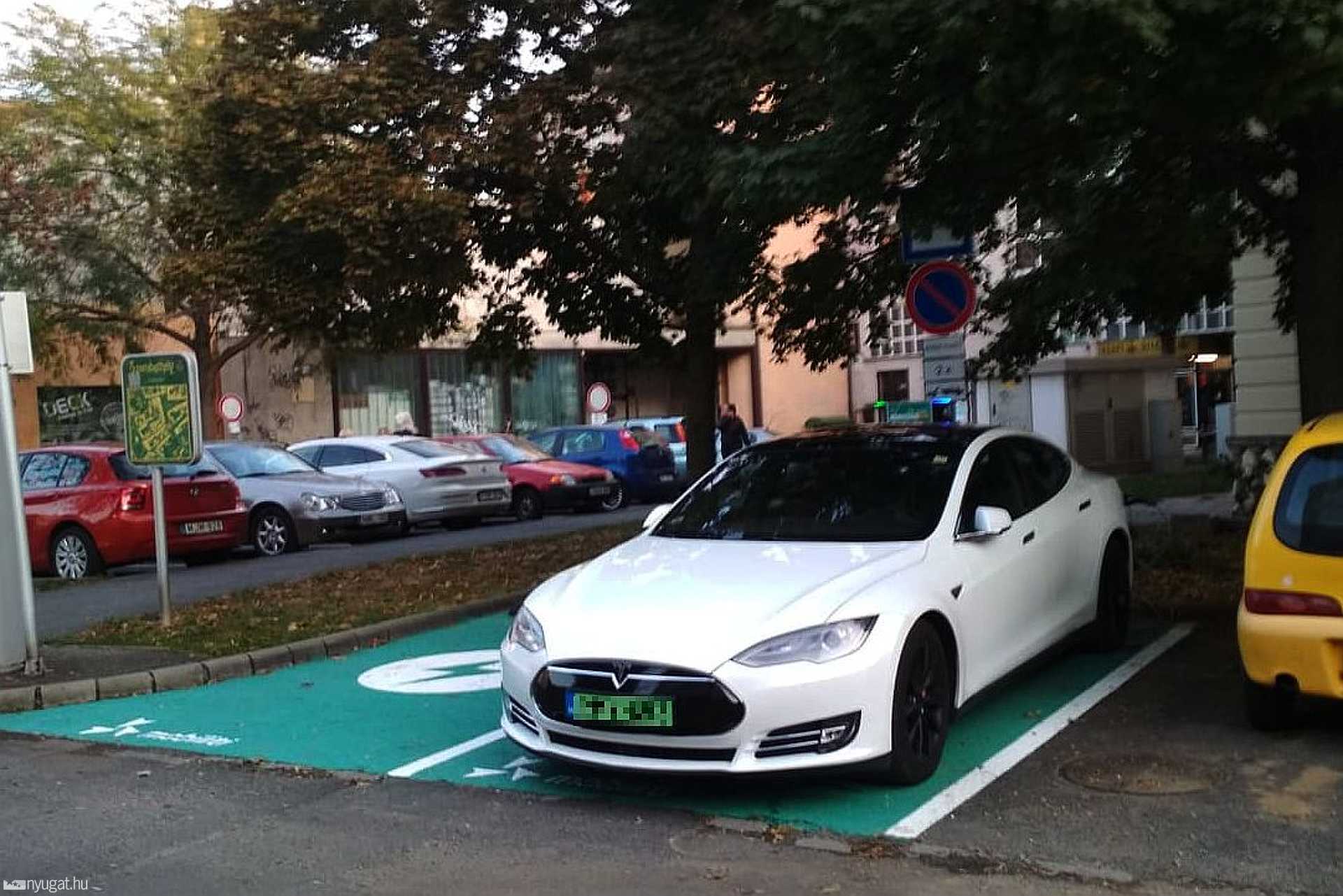 Parkolás elektromos autóval